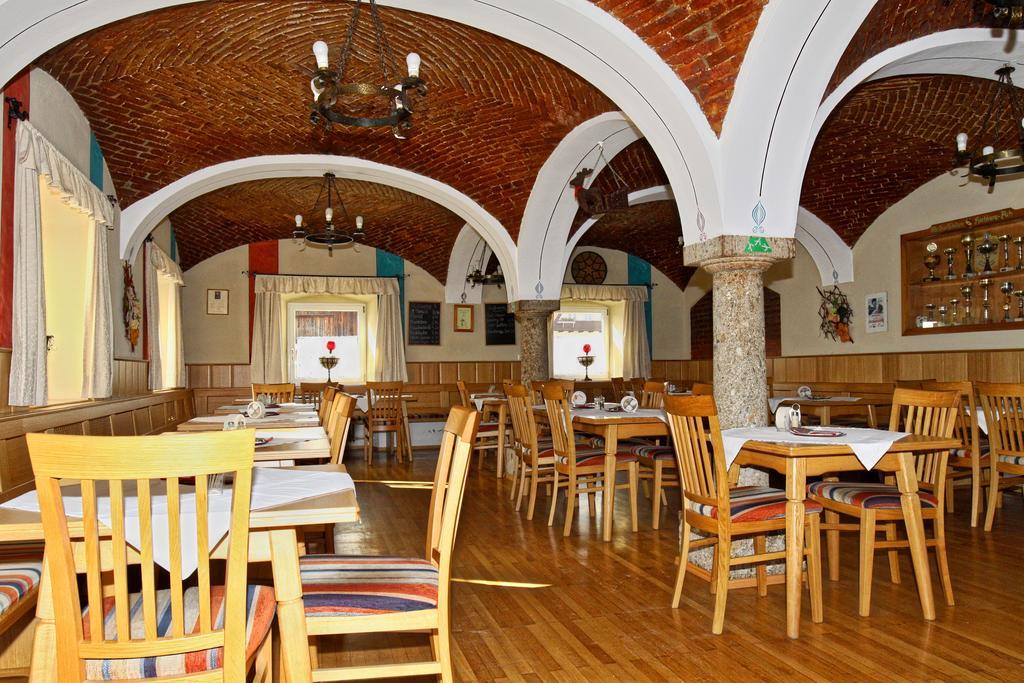 Stiftsgasthof Hochburg Εξωτερικό φωτογραφία